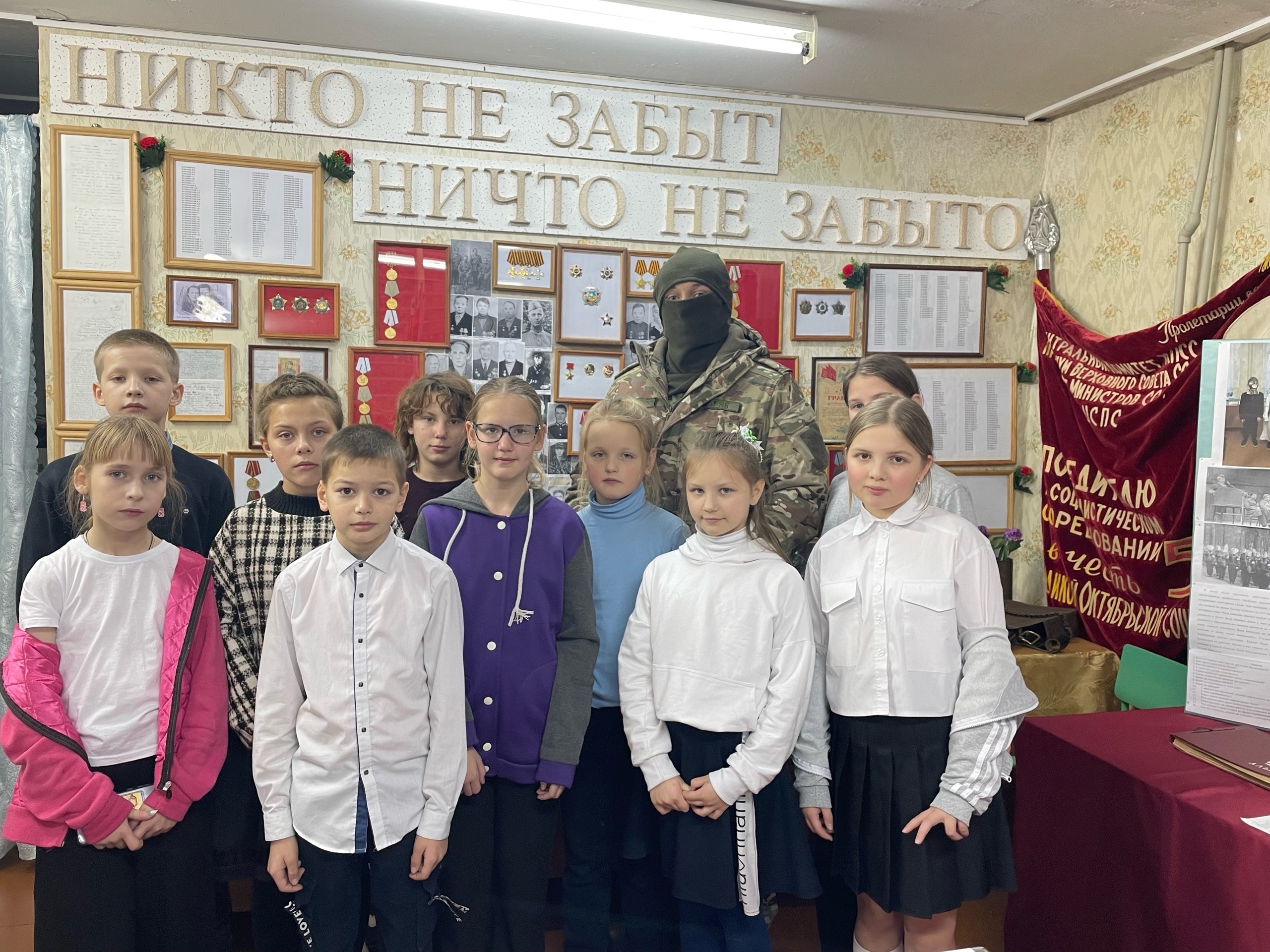Краеведы организовали встречу с участником СВО в школьном музее..